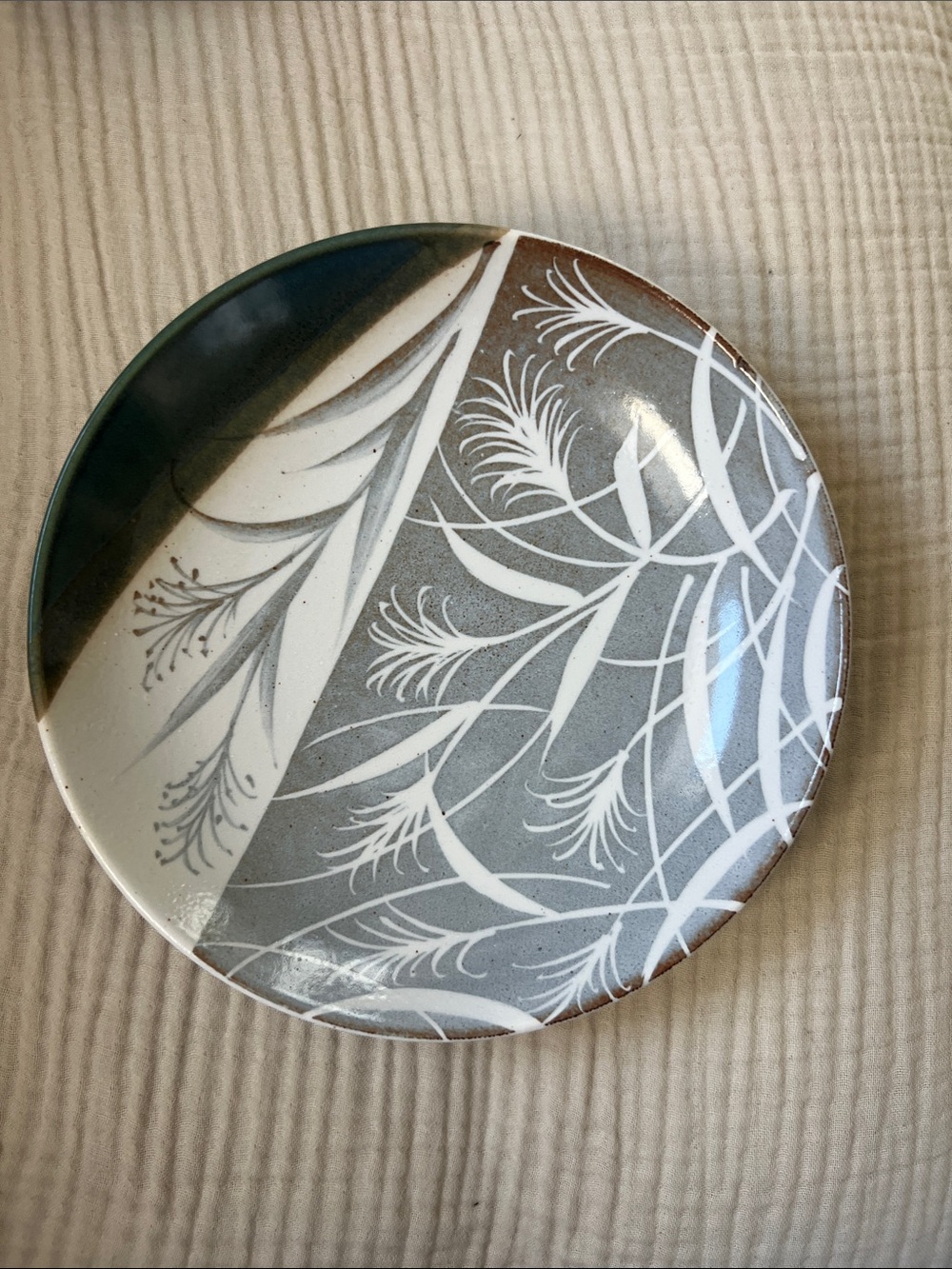 Tachikichi Pampas Grass Plate Handcrafted Gray and White Botanical Ceramic Plate